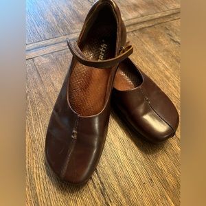 Genuine Kalso Earth Shoes. Brown leather, size 8B, perfect condition.